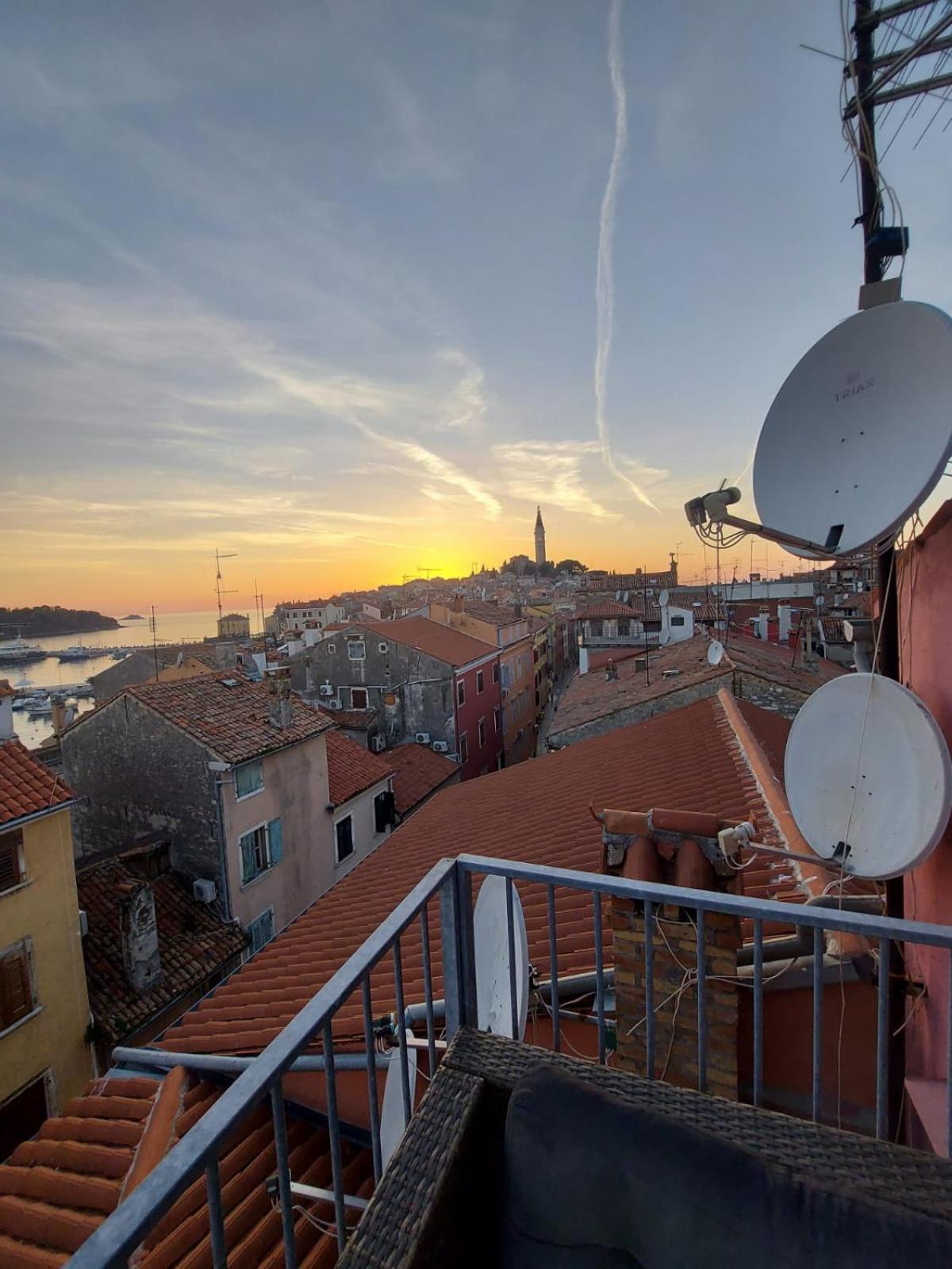 Beautiful Sunsets Over The Roofs Of Rovinj Lägenhet Exteriör bild